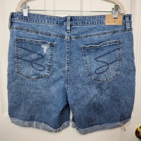 Seven7 Jean Bermuda Shorts Distressed Size 16 Light Blue Wash - Picture 4 of 9